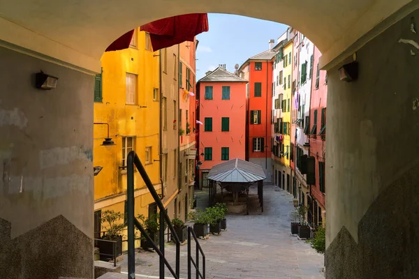 Güneşli bir gün, renkli evlerin geleneksel İtalyan cityscape.