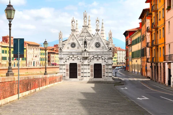 Santa Maria della Spina - Pisa İtalyan şehir küçük kilisede cephe.