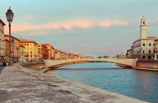 Pisa cityscape Arno Nehri ve Ponte di Mezzo Köprüsü ile. Toskana, İtalya.