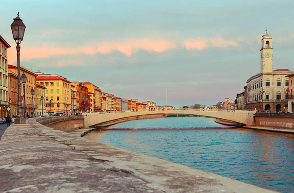Az Arno-folyóra és a Ponte di Mezzo híd Pisa városképet gazdagító épületnek szánták. Toszkána, Olaszország. Stock Kép