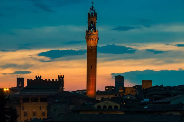Torre del Mangia Siena günbatımı gökyüzü karşı. Toskana, İtalya.