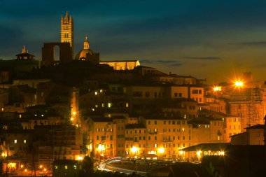 Siena Duomo ile tarihi merkezinde gece manzarası. Toskana, İtalya.