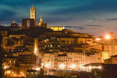 Siena Duomo Katedrali, günbatımı manzaralı. Toskana, İtalya.