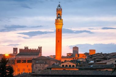 Torre del Mangia ve Siena manzarası gün batımında. Toskana, İtalya.