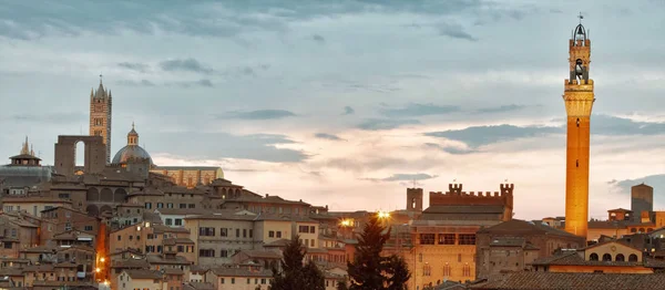 Torre del Mangia ve Duomo Siena panoramik manzaralı. Toskana, İtalya.