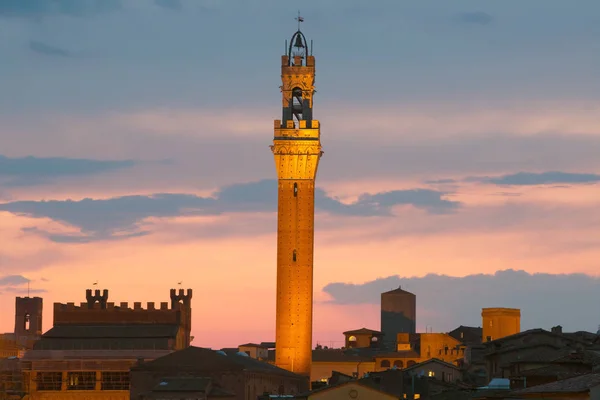 Siena Torre del Mangia Landmark gün batımında. Toskana, İtalya.