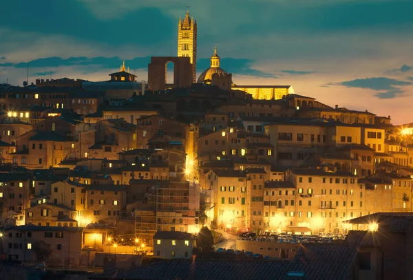 Medieval Siena centro histórico ao entardecer. Toscana, Itália . Fotografias De Stock Royalty-Free