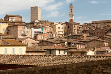 Torre del Mangia ve çatı Siena tarihi merkezi. Toskana, İtalya.