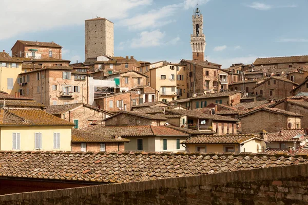 Torre del Mangia ve çatı Siena tarihi merkezi. Toskana, İtalya.