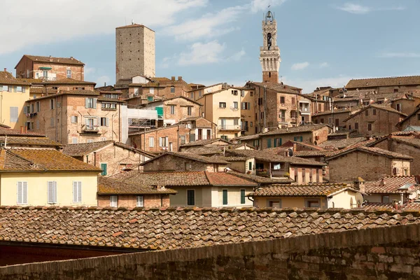 Torre del Mangia y tejados del centro histórico de Siena. Toscana, Italia . —  Fotos de Stock