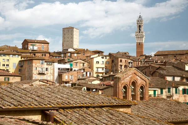 Ortaçağ Siena merkezinde güneşli bir gün. Toskana, İtalya. Stok Fotoğraf