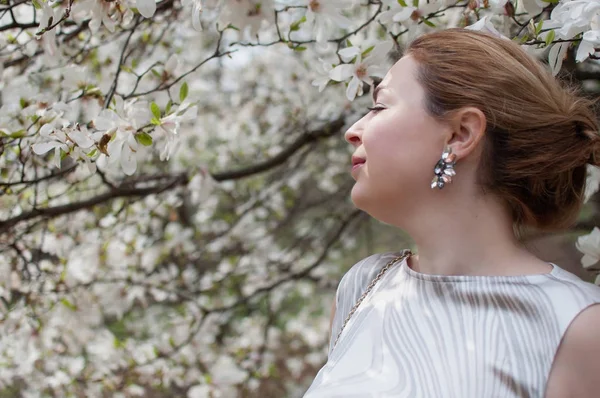 Hermosa mujer en el jardín Imágenes de stock libres de derechos