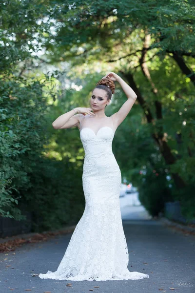 Robe de mariée pose — Photo