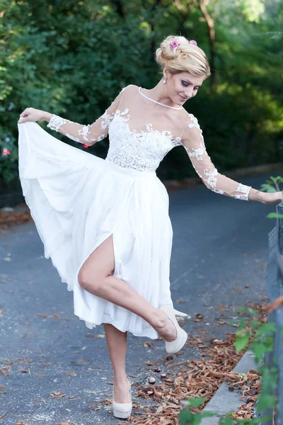 Robe de mariée pose — Photo