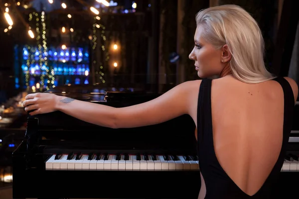Romantisk touch av ett piano — Stockfoto