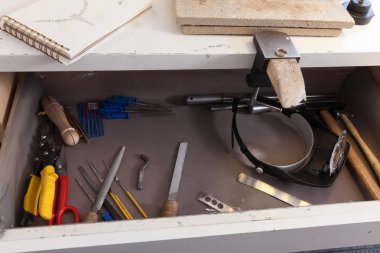 Kuyumcu iş başında