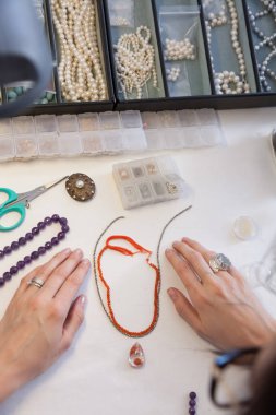 Kuyumcu iş başında