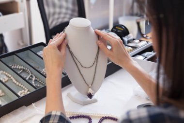 Kuyumcu iş başında