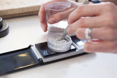 Kuyumcu iş başında