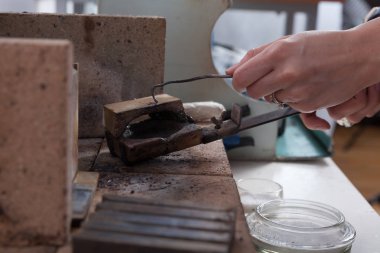 Kuyumcu iş başında