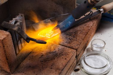 Kuyumcu iş başında