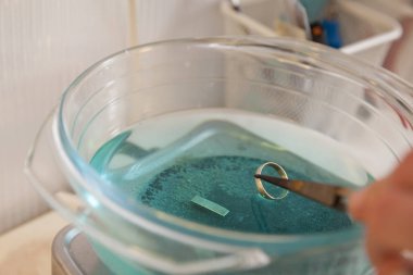 Kuyumcu iş başında