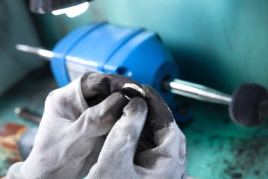 Kuyumcu iş başında