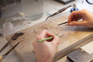 Kuyumcu iş başında