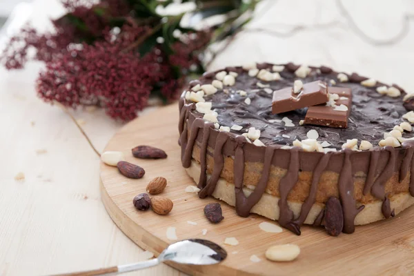 Nyers vegán snickers torta — Stock Fotó
