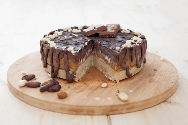 Nyers vegán snickers torta — Stock Fotó