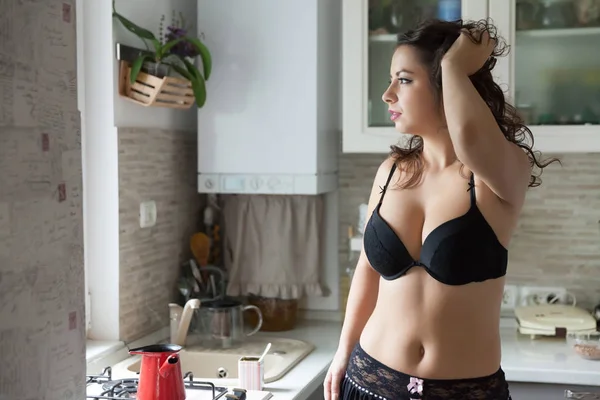 Tineri femei sexy în bucătărie — Fotografie, imagine de stoc