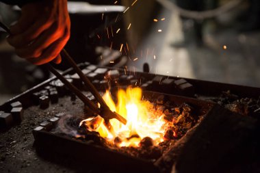 Demirci iş başında