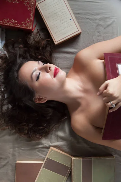 Sexy kobieta w łóżku — Zdjęcie stockowe