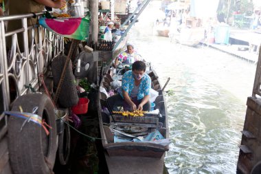 Bangkok yüzen pazarı