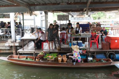 Bangkok yüzen pazarı