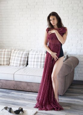 Makyajsız bir kadın görünüşü için kendini eleştiriyor. Olumsuz düşüncelerle dolu depresif bir atış..