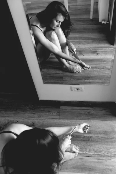 Женщина Стоит Перед Зеркалом Макияжа Критикует Себя Своё Тело Депрессивный — стоковое фото