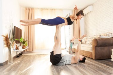 Genç bir çift evlerinde fitness seansı yapıyor..