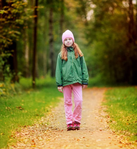 Mädchen im Park — Stockfoto