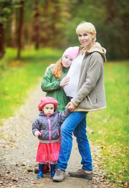 Moeder en dochters buiten — Stockfoto