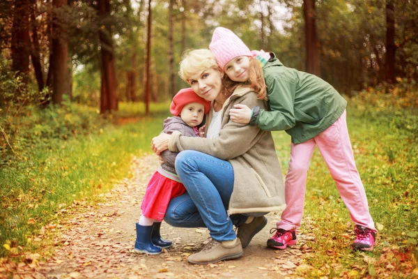 Moeder en dochters buiten — Stockfoto