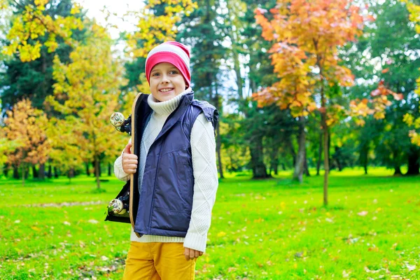 Jongen in het park — Stockfoto