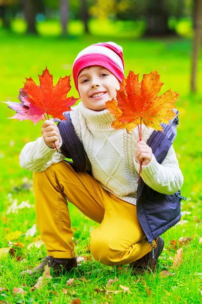 Jongen in het park — Stockfoto