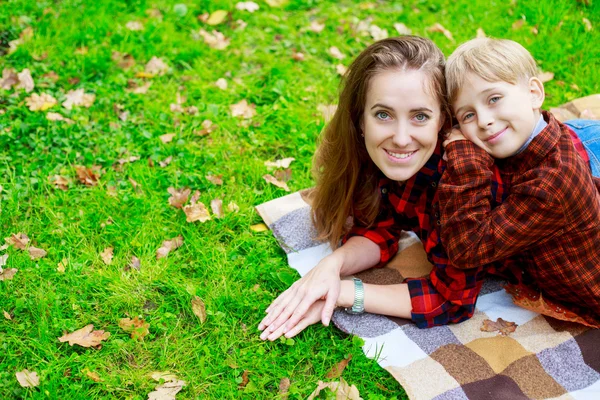 Mutter und Sohn im Freien — Stockfoto