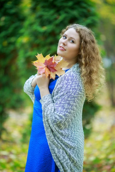 Donna nel parco — Foto Stock