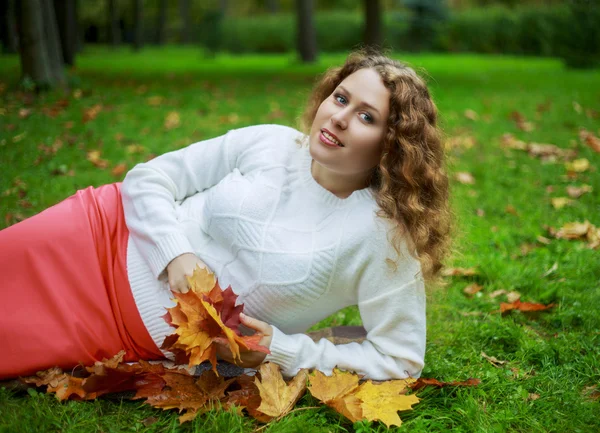 Woman in the park — Stock Photo, Image