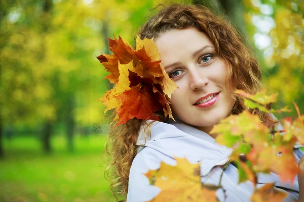 Mulher no parque — Fotografia de Stock