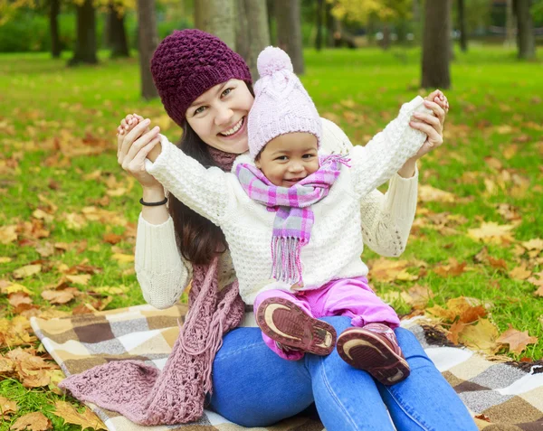 Madre y bebé al aire libre —  Fotos de Stock