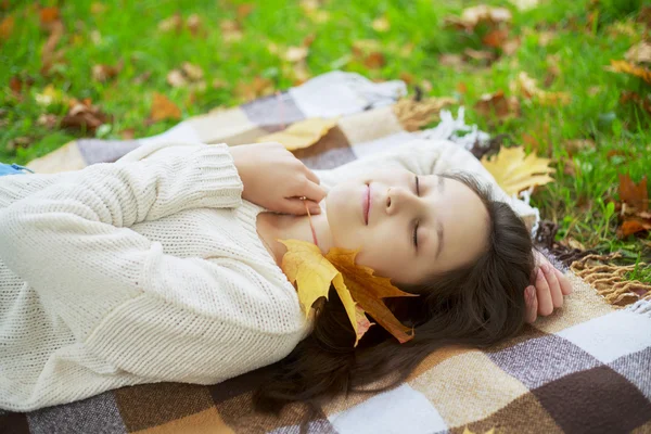 Menina no parque — Fotografia de Stock