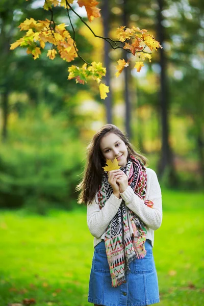 Menina no parque — Fotografia de Stock